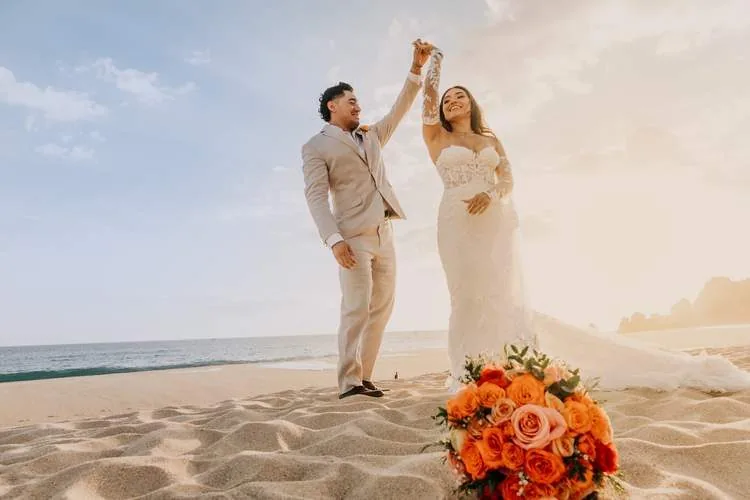 Couple orange bouquet Cabo — Ana Badillo Photography