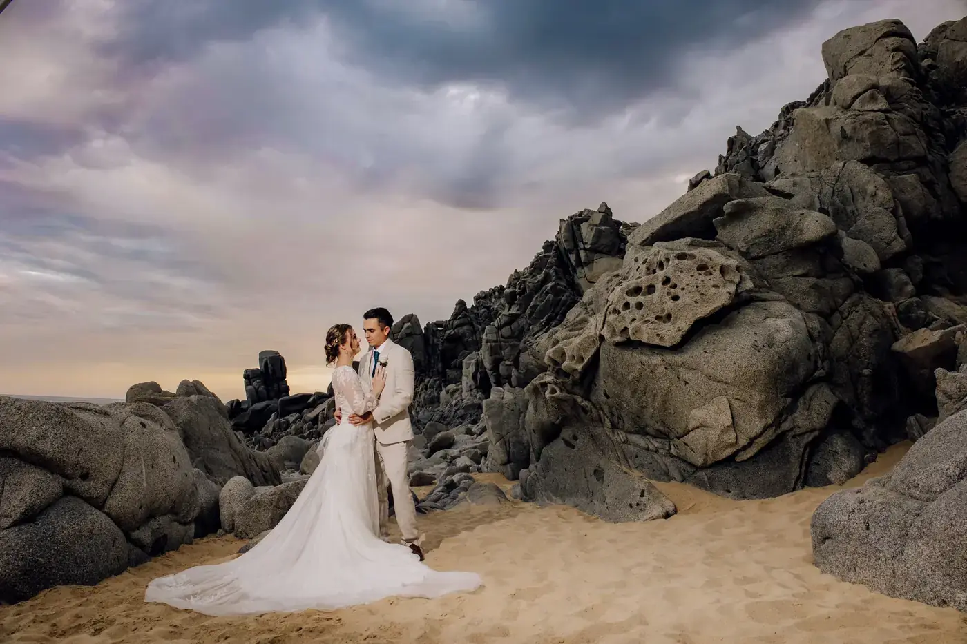 Luxury destination wedding in Cabo San Lucas photographed by Ana Badillo