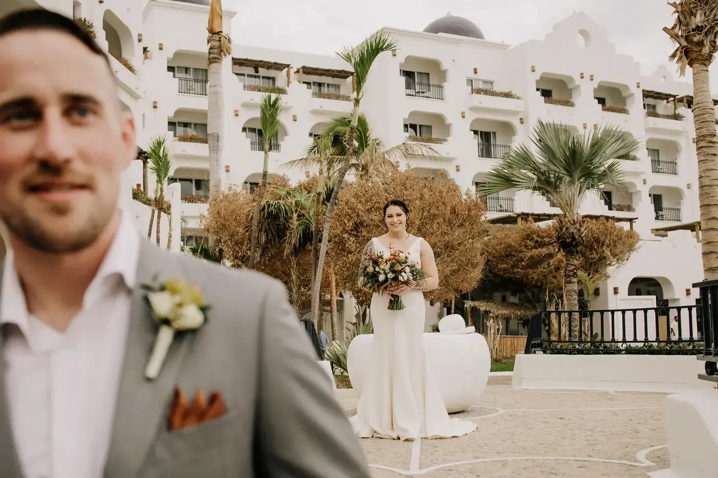 Couple portrait at sunset in Los Cabos by Ana Badillo