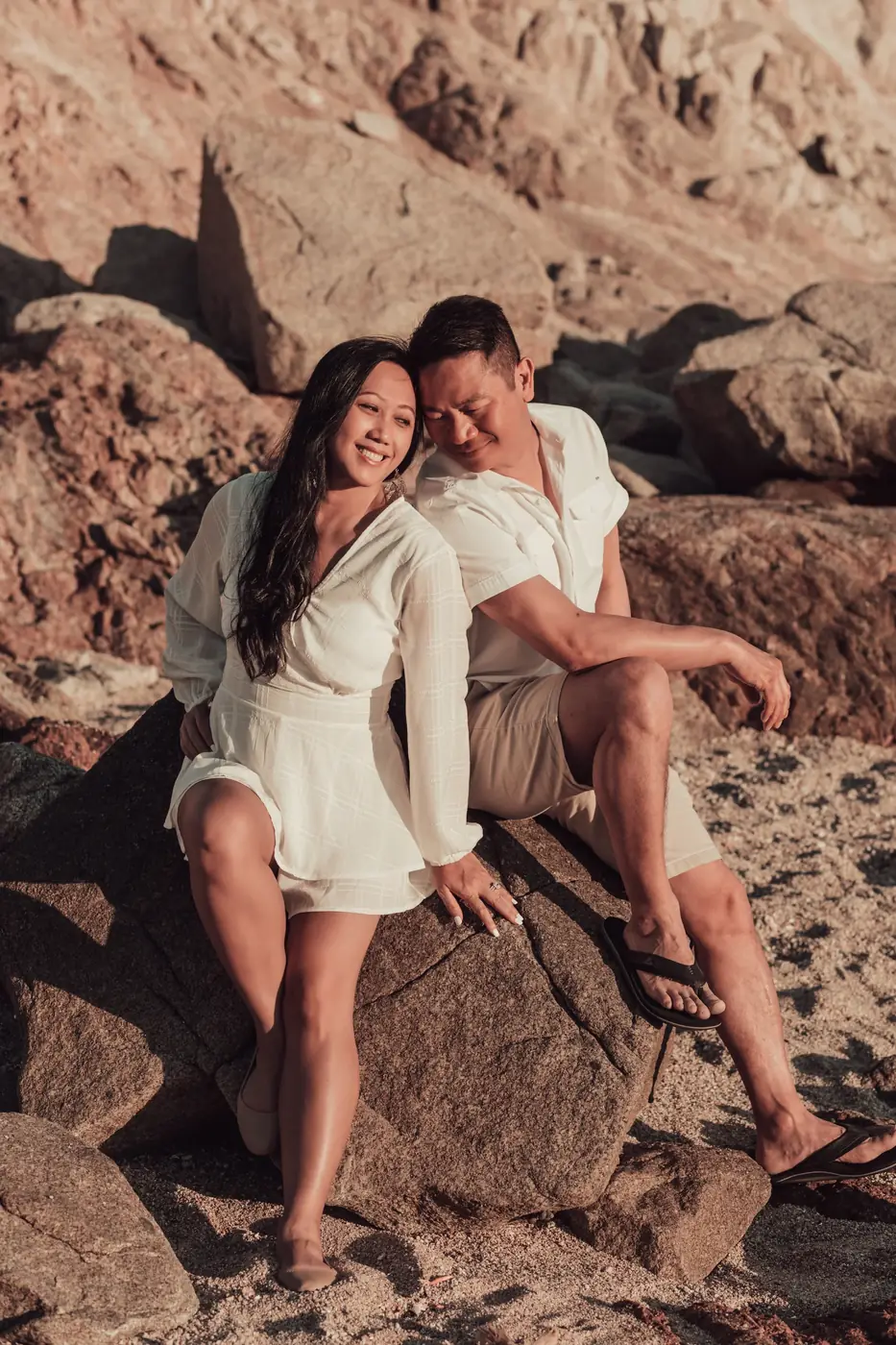 A relaxed couple laughing naturally during a Cabo couples session by Ana Badillo Photography